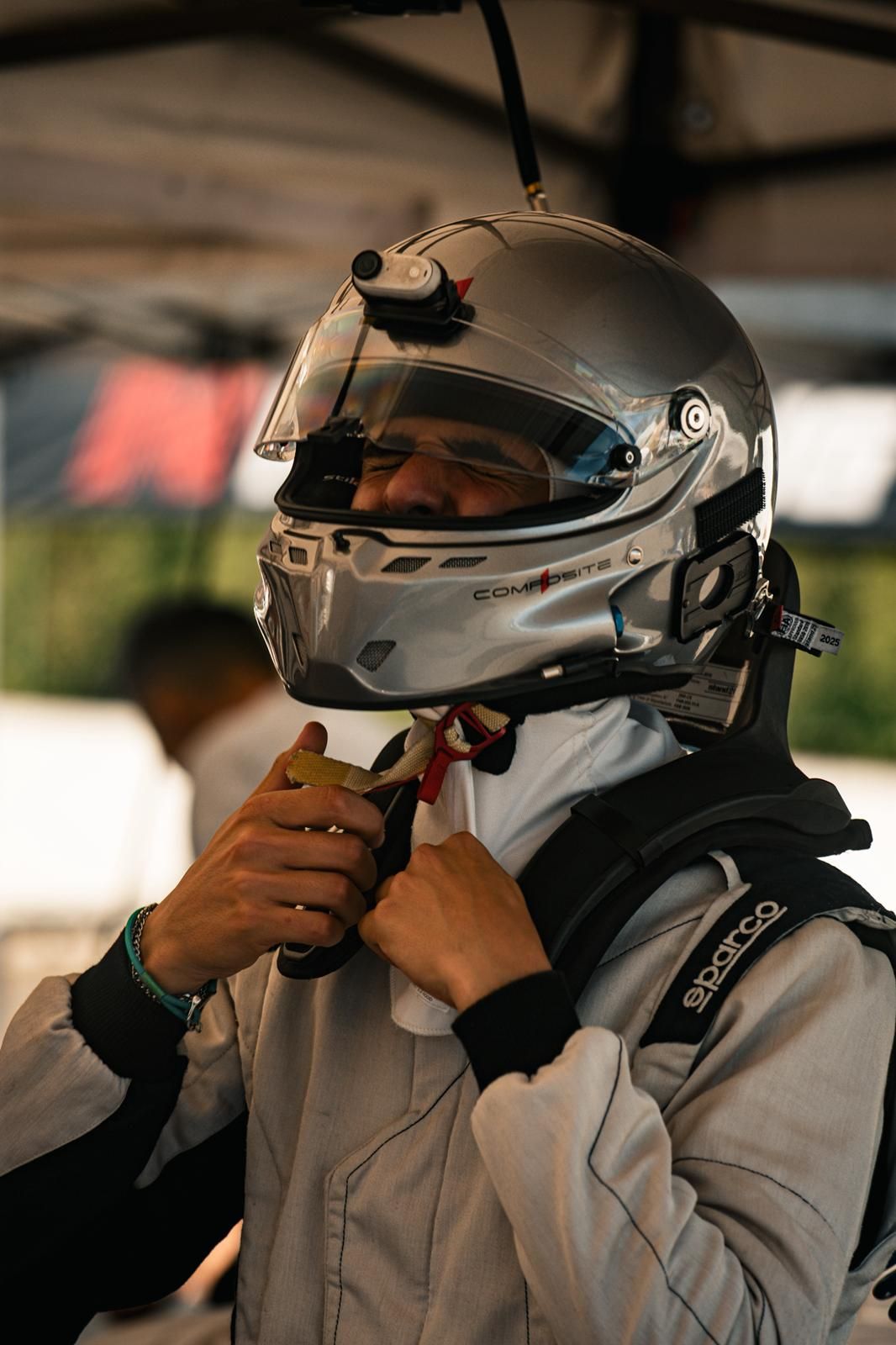 Pilota che allaccia il casco
