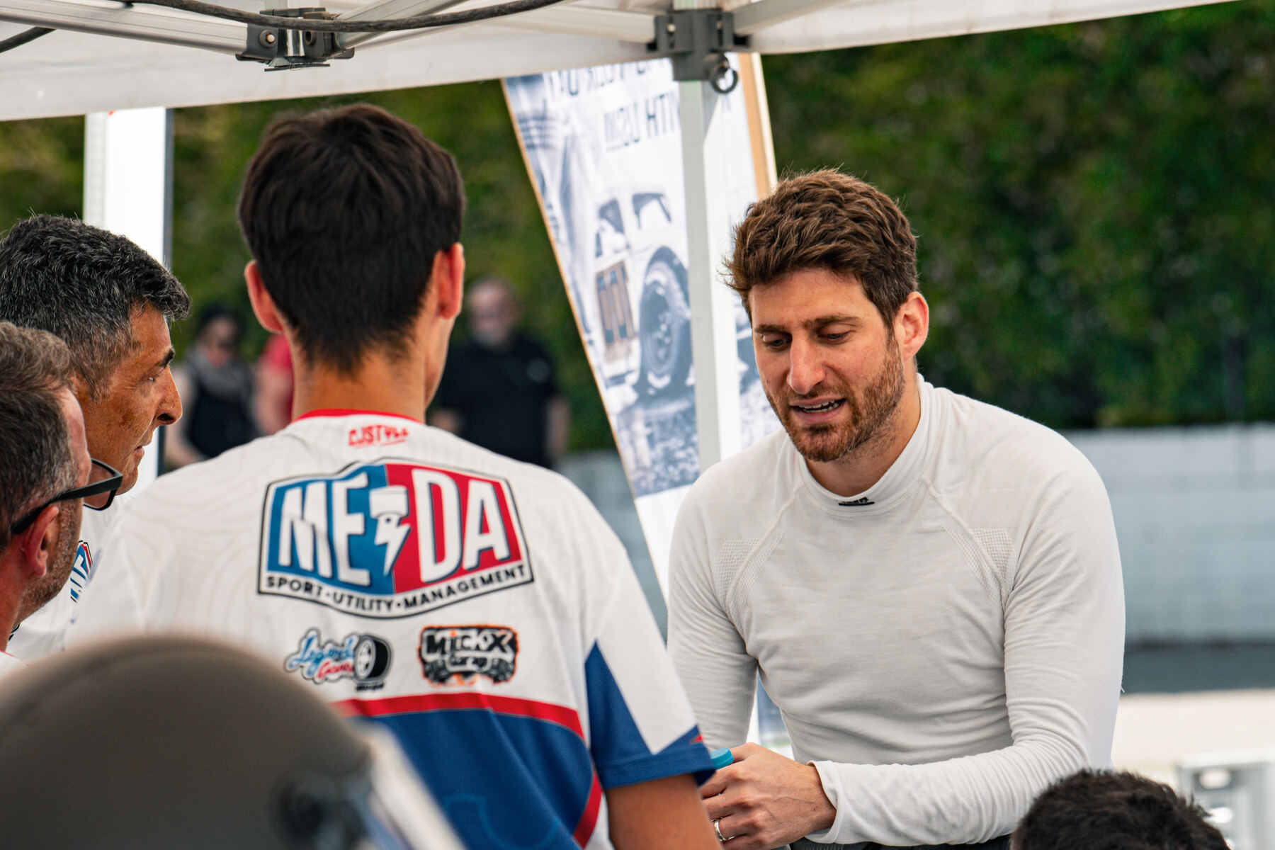 Giorgio Basoli a confronto con il team nel paddock