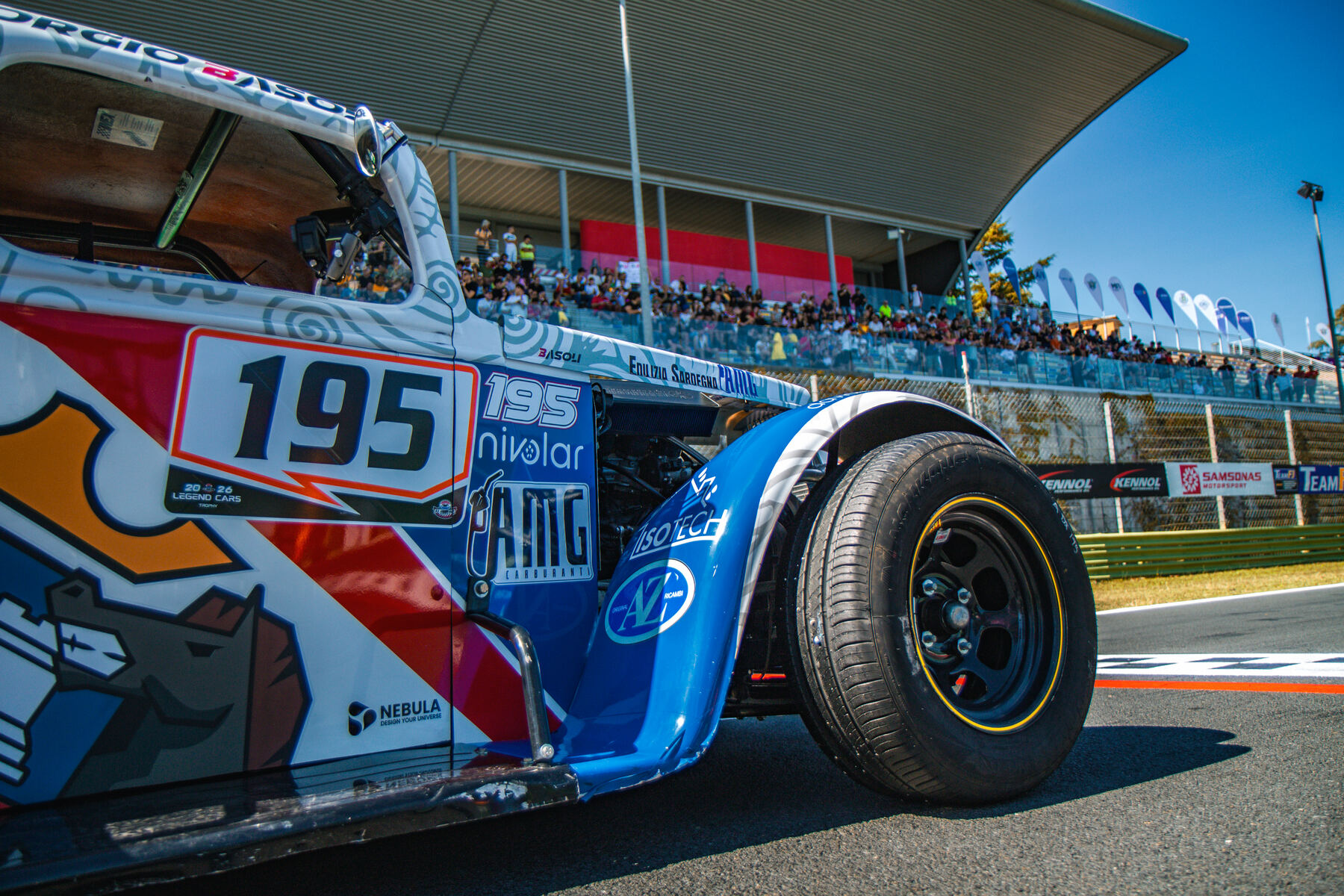 La Legend Car numero 195 di Giorgio Basoli in pit lane