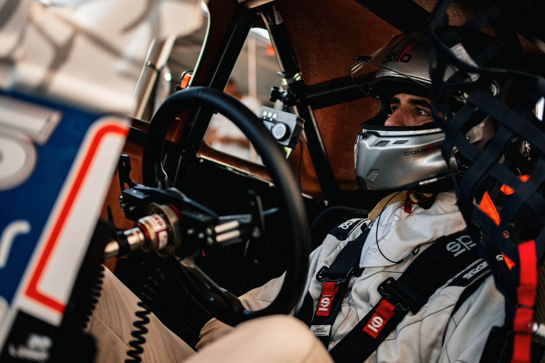 Giorgio Basoli nell'abitacolo con il casco