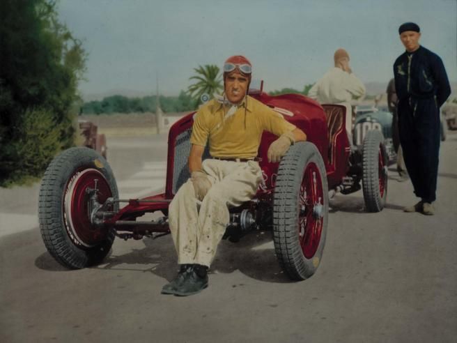 Foto d'epoca, pilota al volante di un'auto da corsa